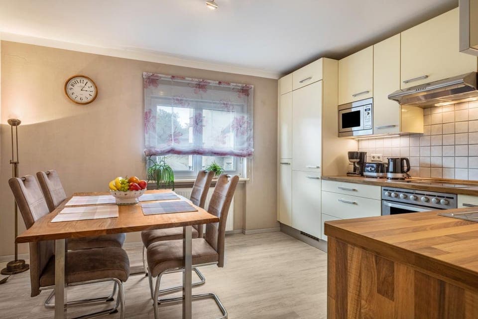 Property building, Kitchen or kitchenette, Living room