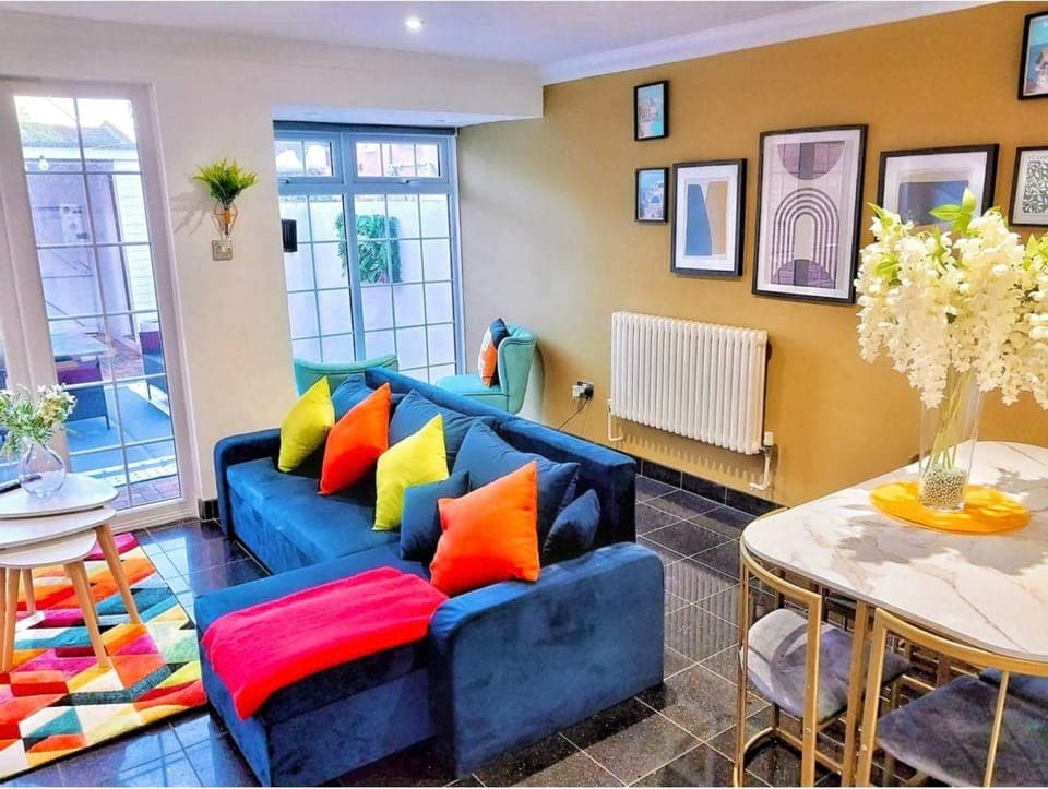 Communal lounge/ TV room, TV and multimedia, Living room, Dining area