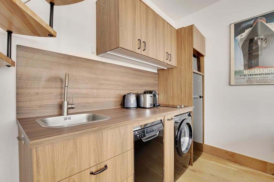 Kitchen or kitchenette, dishwasher, stove, washing machine