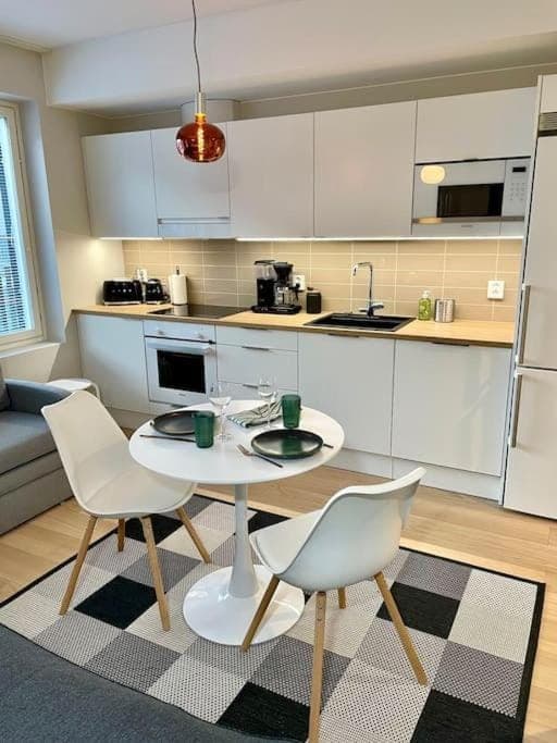 Coffee/tea facilities, Kitchen or kitchenette, Dining area, oven, stove, toaster