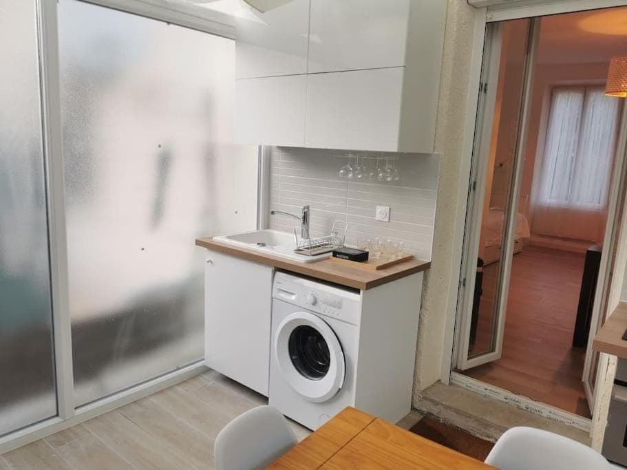 Kitchen or kitchenette, washing machine
