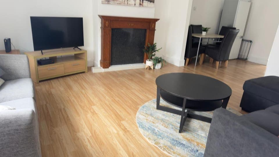 Communal lounge/ TV room, TV and multimedia, Living room, Seating area, Evening entertainment