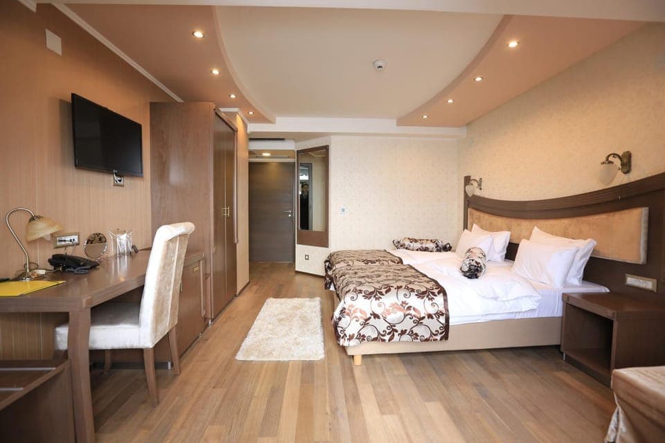 Bed, TV and multimedia, View (from property/room), Photo of the whole room