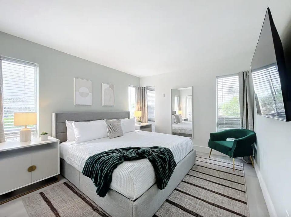 Bed, TV and multimedia, Photo of the whole room, Bedroom