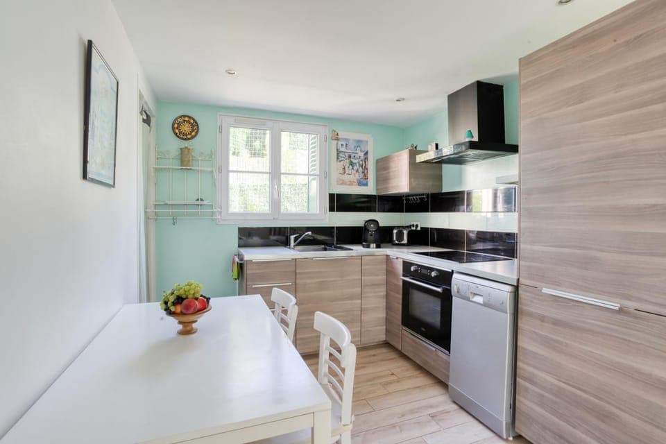 Kitchen or kitchenette, Dining area, dishwasher, oven, stove, toaster