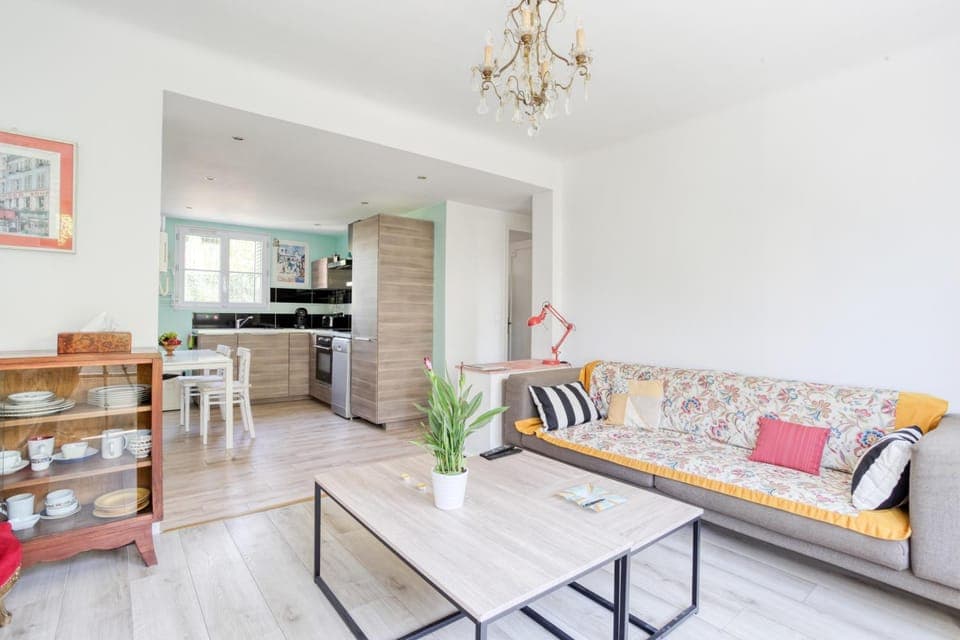 Living room, Dining area, stove