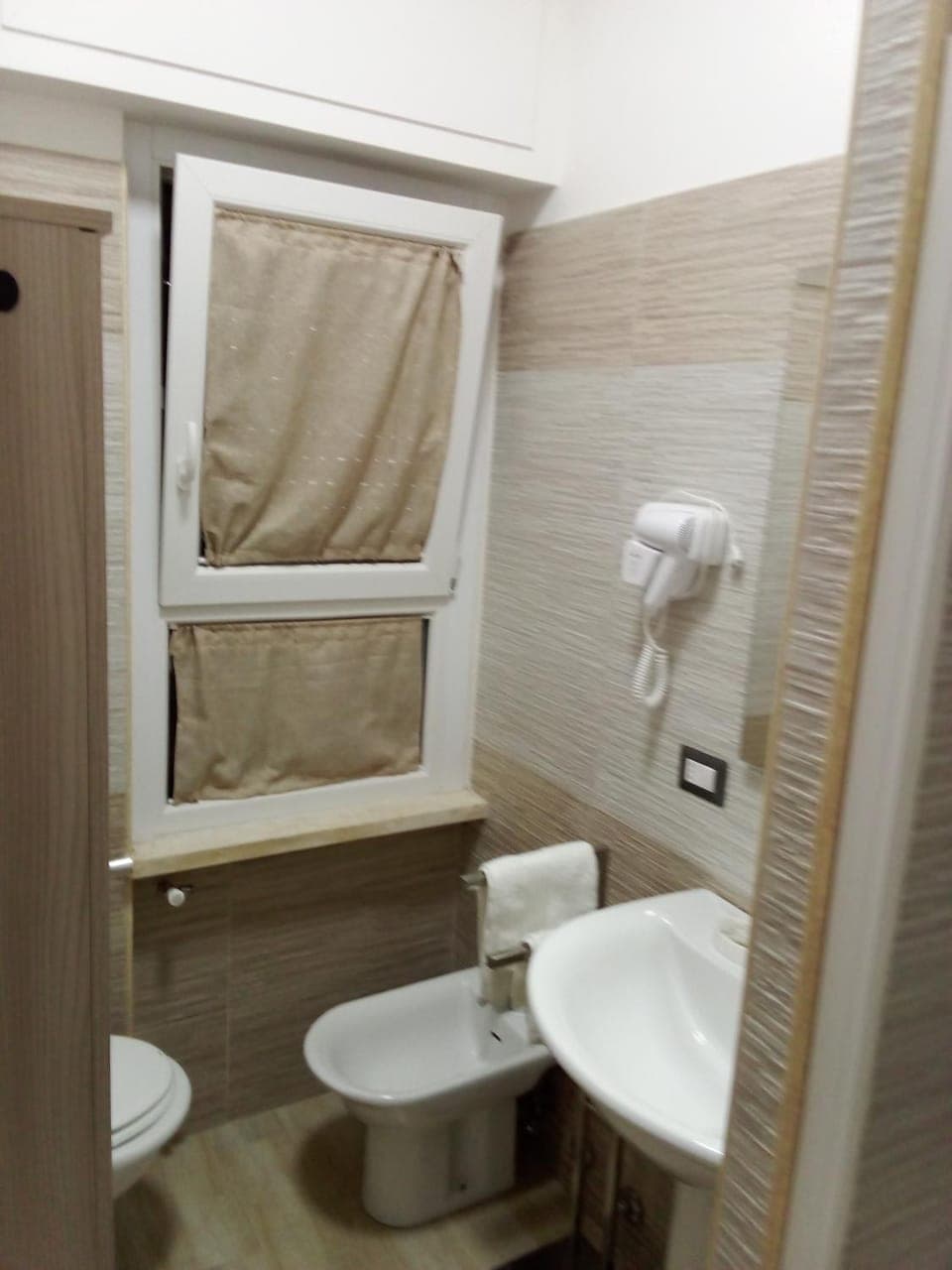 Shower, Toilet, Bathroom, bidet, towels