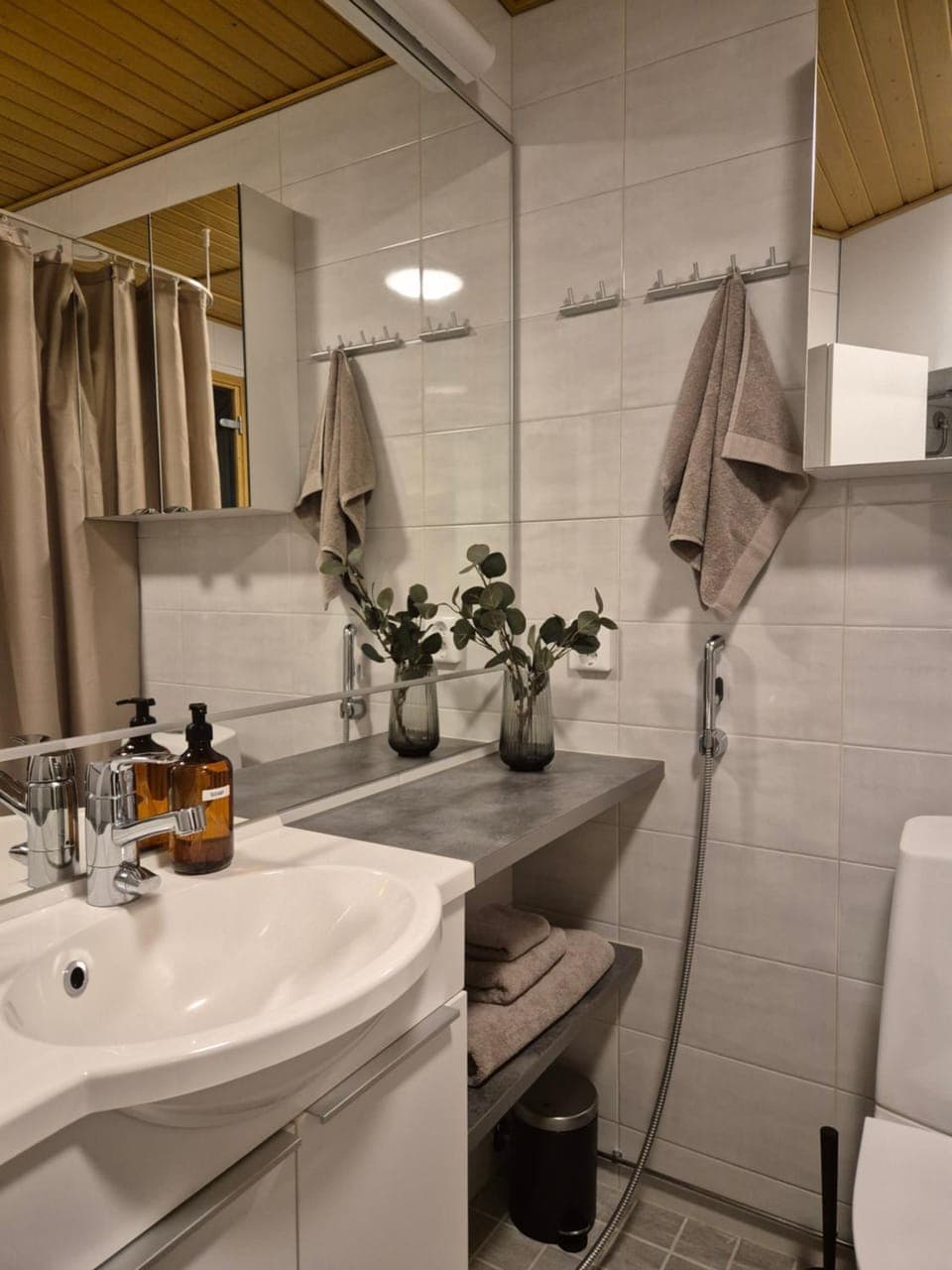 Shower, Toilet, Bathroom, towels