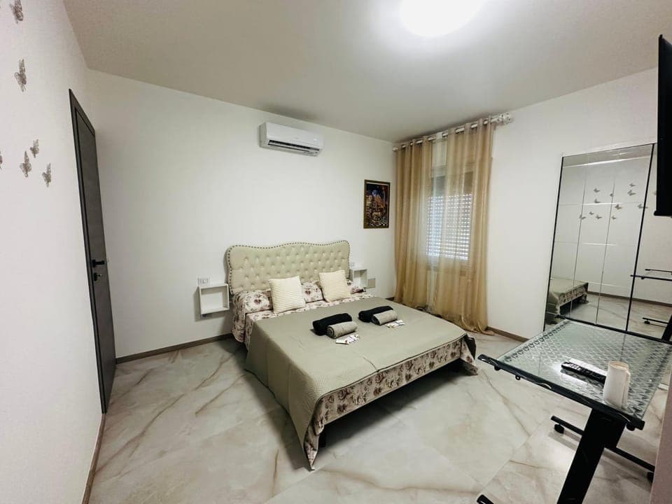Bed, TV and multimedia, Photo of the whole room, Bedroom, air conditioner