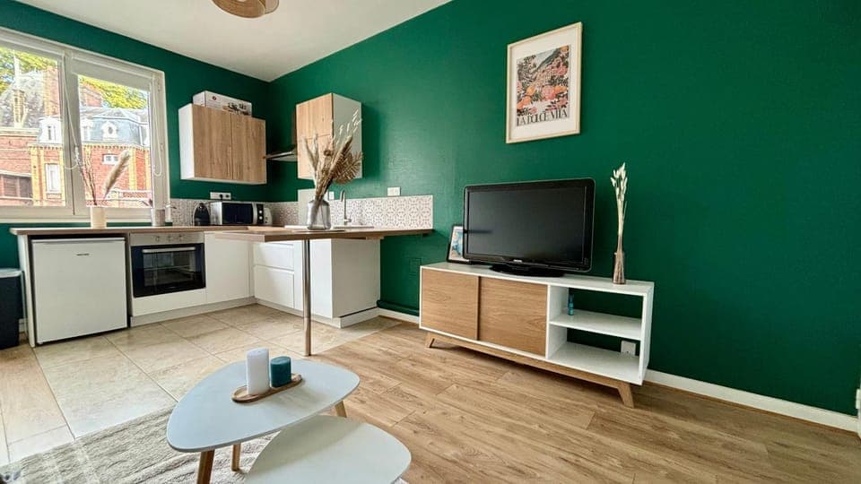 TV and multimedia, Kitchen or kitchenette, Dining area, Evening entertainment