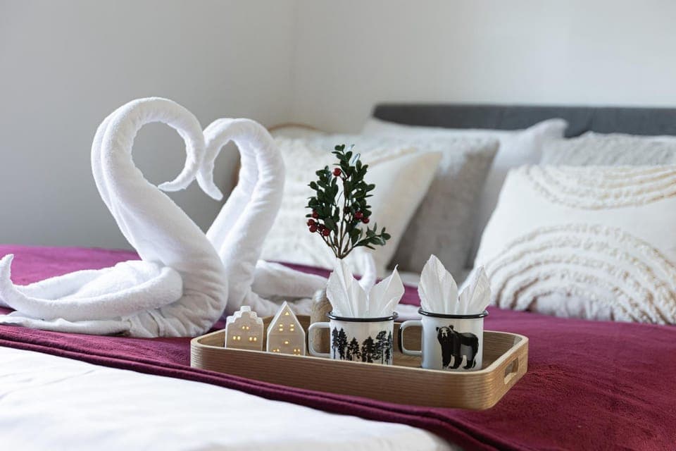 Bed, Bedroom, towels