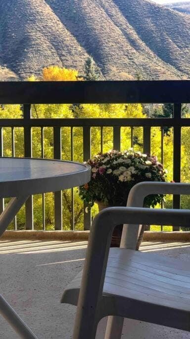 View (from property/room), Balcony/Terrace, Mountain view