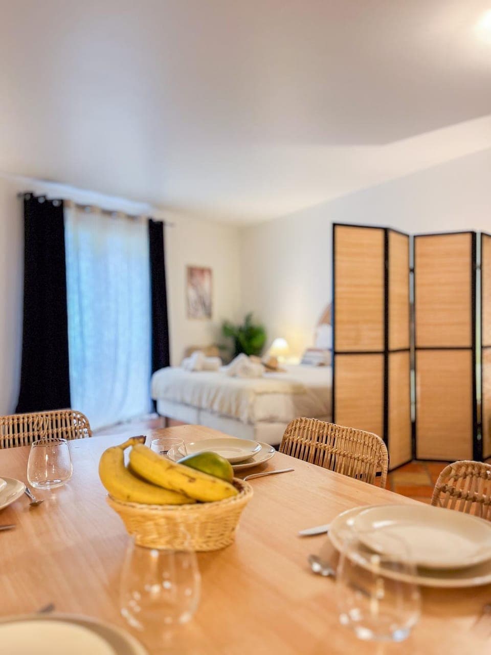 Bed, Dining area, Food