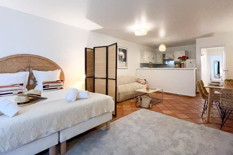 Bed, Kitchen or kitchenette, Living room, Photo of the whole room, Dining area, Bedroom