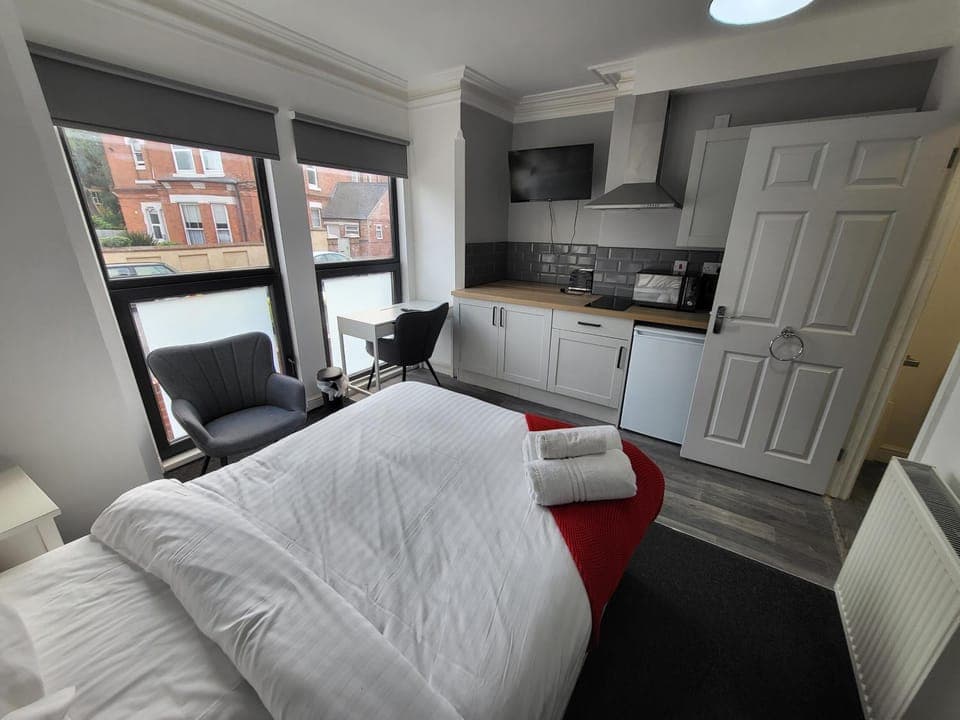 Bed, Kitchen or kitchenette, Living room, Photo of the whole room, Seating area, Bedroom, minibar, pet friendly, stove