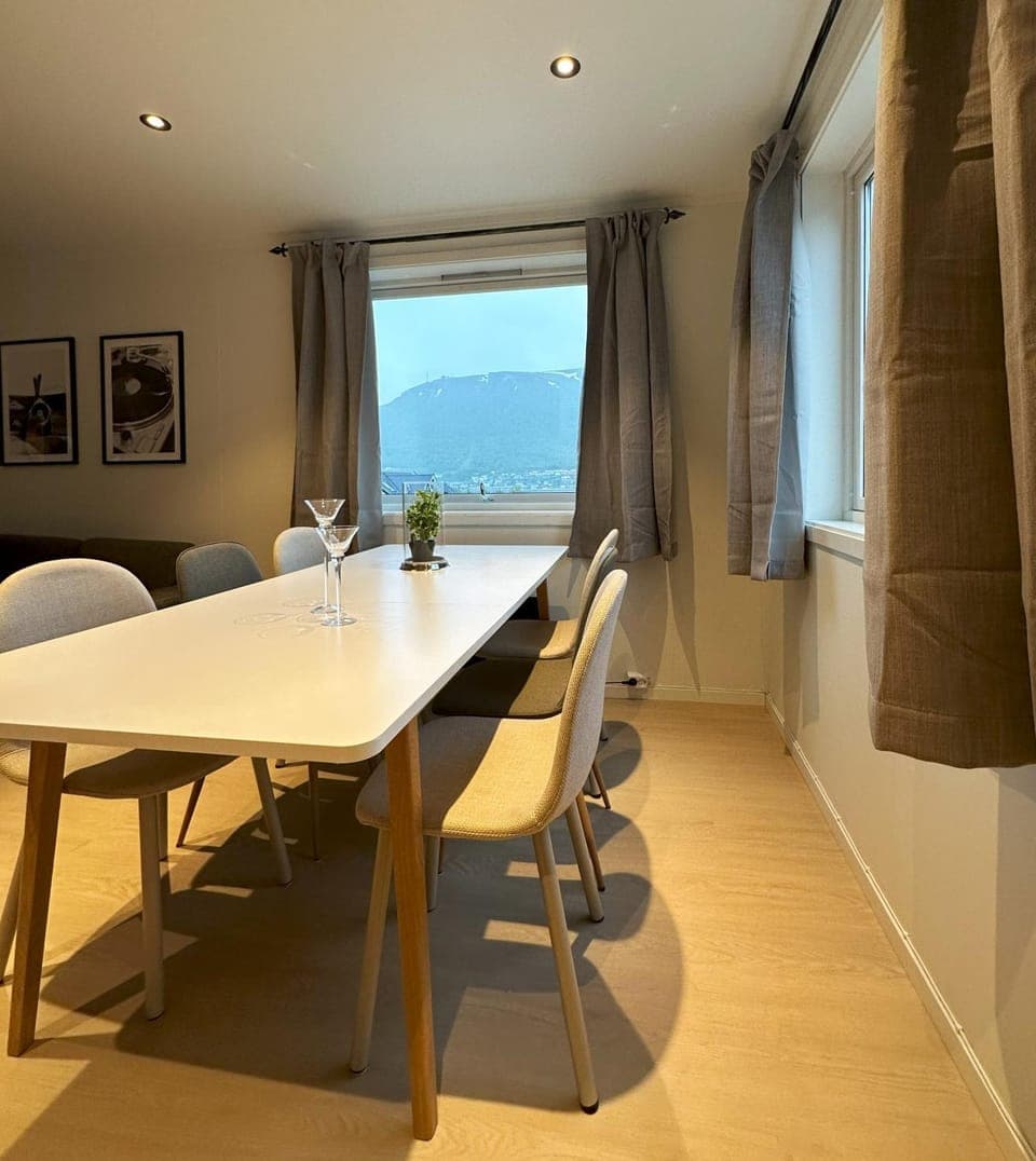 Seating area, Dining area, Mountain view