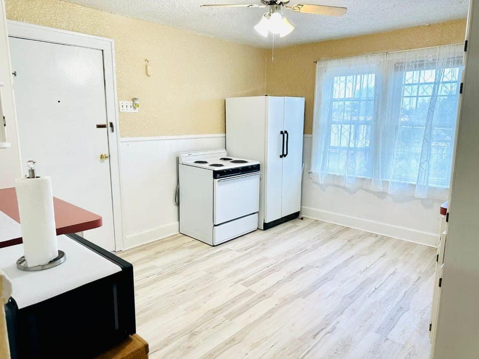 Kitchen or kitchenette, oven