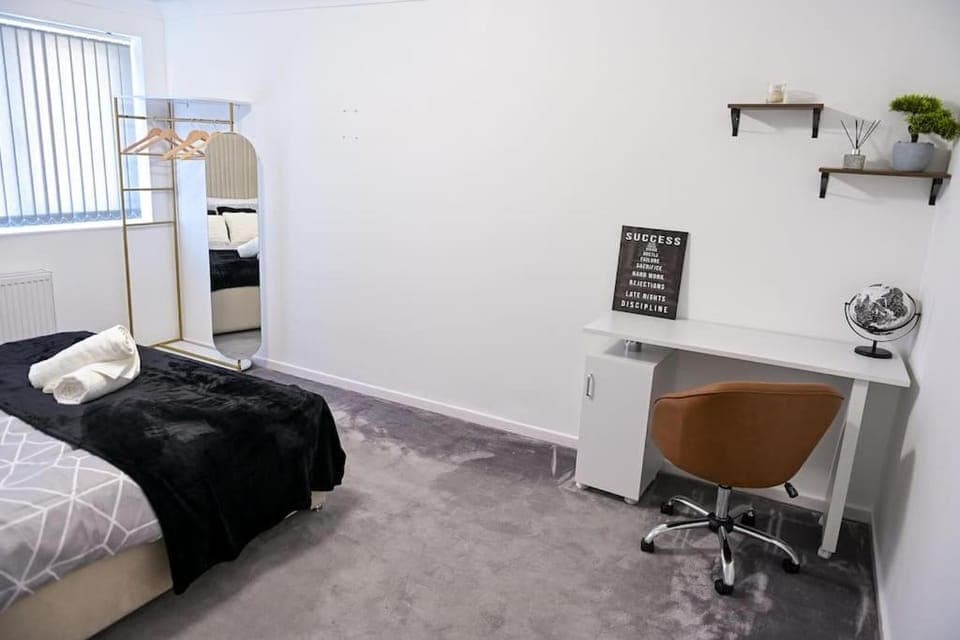 Photo of the whole room, Bedroom