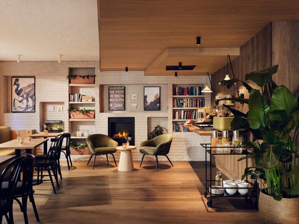 Restaurant/places to eat, Library, Living room, Lounge or bar, Seating area