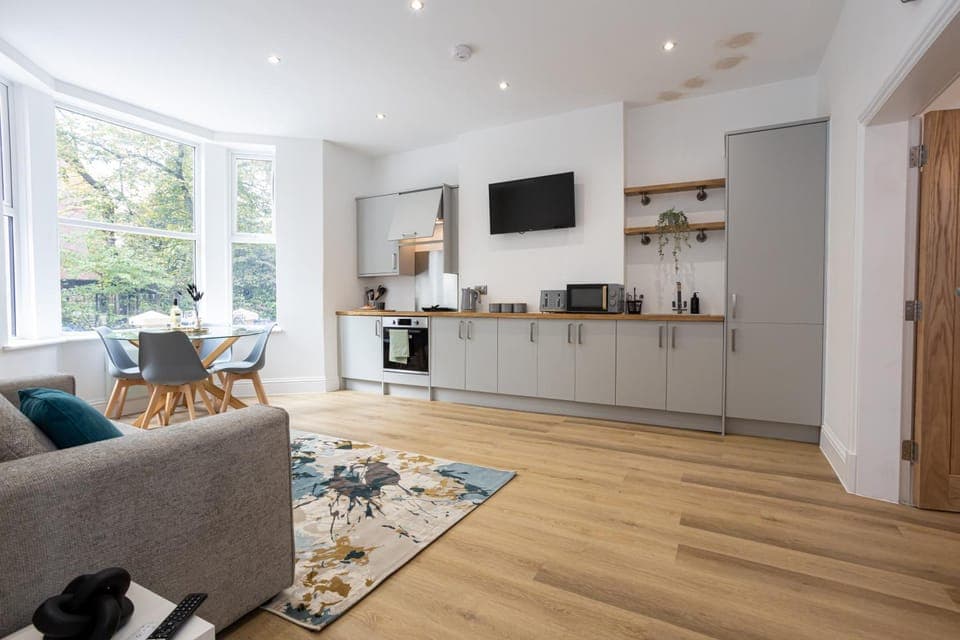 Kitchen or kitchenette, Living room, Seating area, Dining area