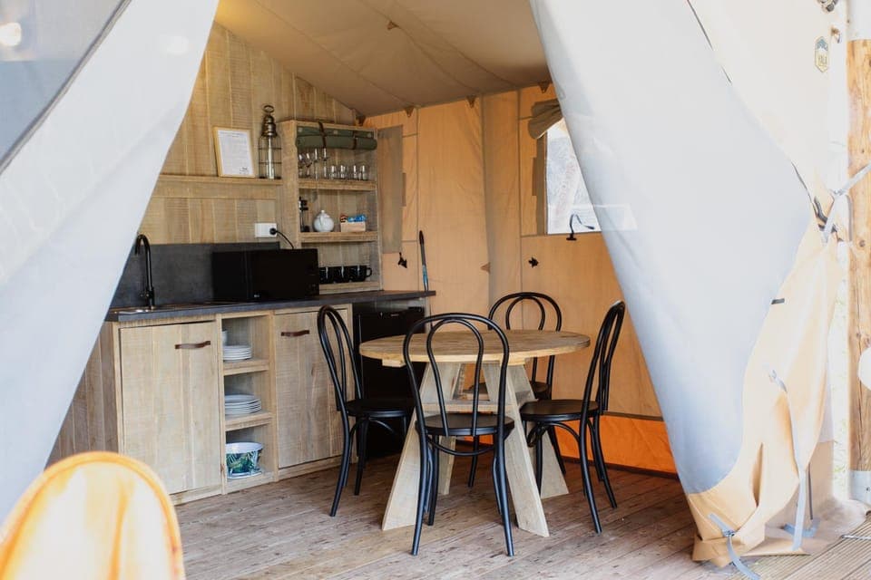 Kitchen or kitchenette, Dining area