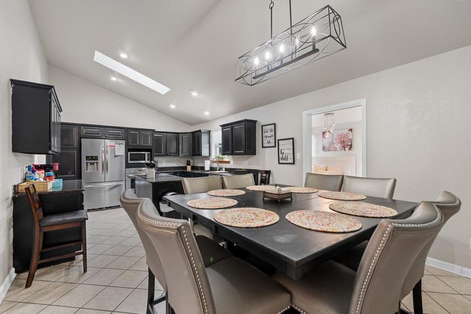 Kitchen or kitchenette, Dining area