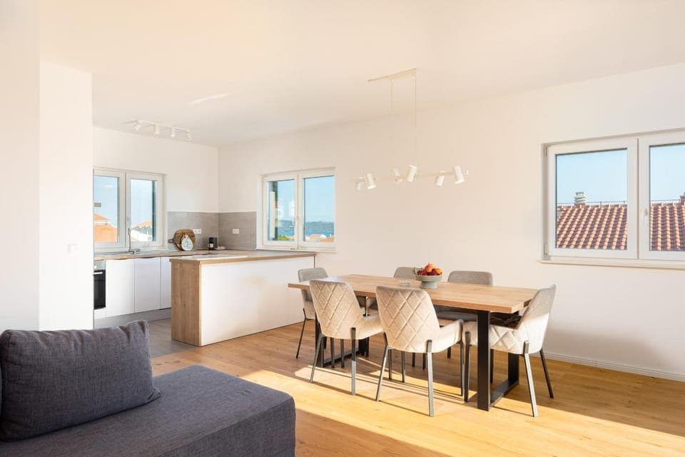 Kitchen or kitchenette, Dining area