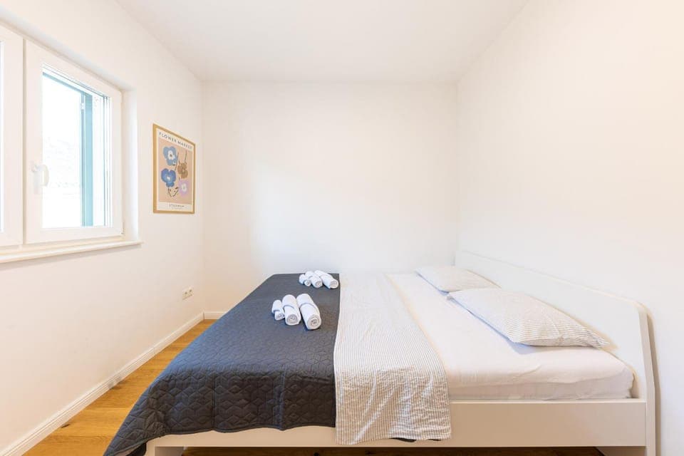 Bed, Bedroom, towels