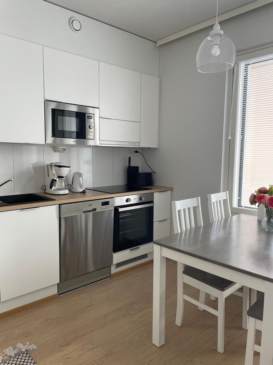 Coffee/tea facilities, Kitchen or kitchenette, Dining area, dishwasher, oven, stove, toaster