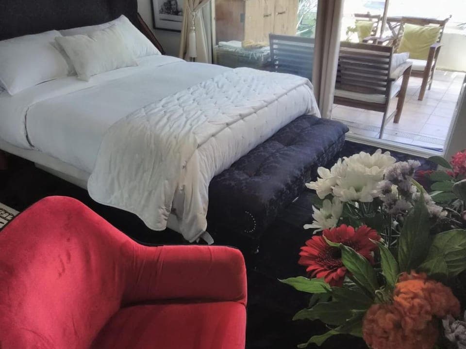 Bed, Photo of the whole room, Seating area