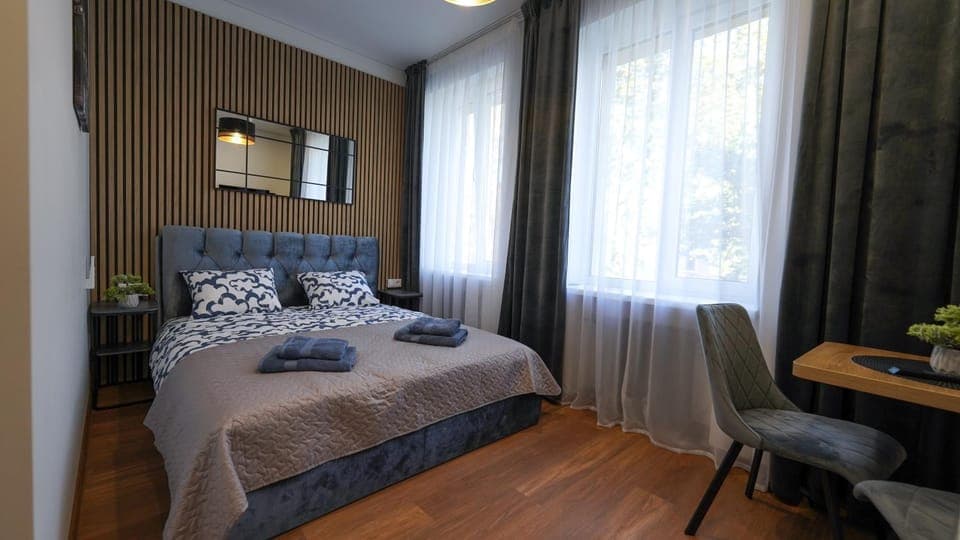 Bed, Seating area, towels