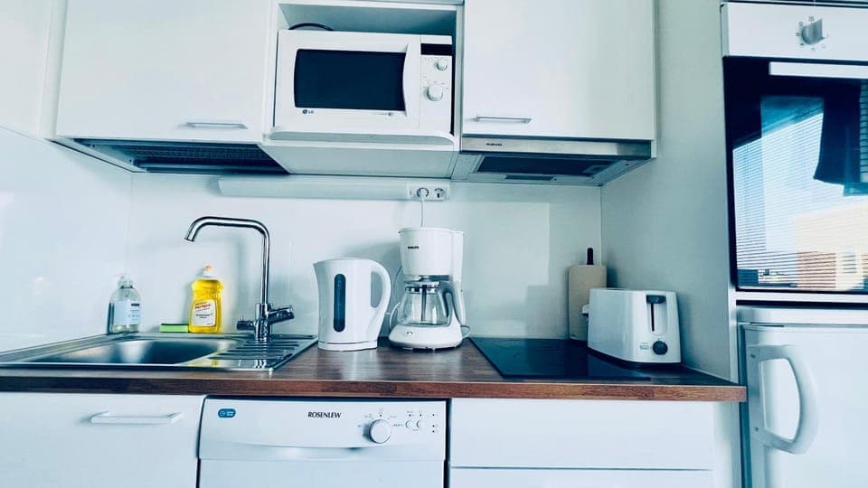 Coffee/tea facilities, Kitchen or kitchenette, dishwasher, oven, stove, toaster