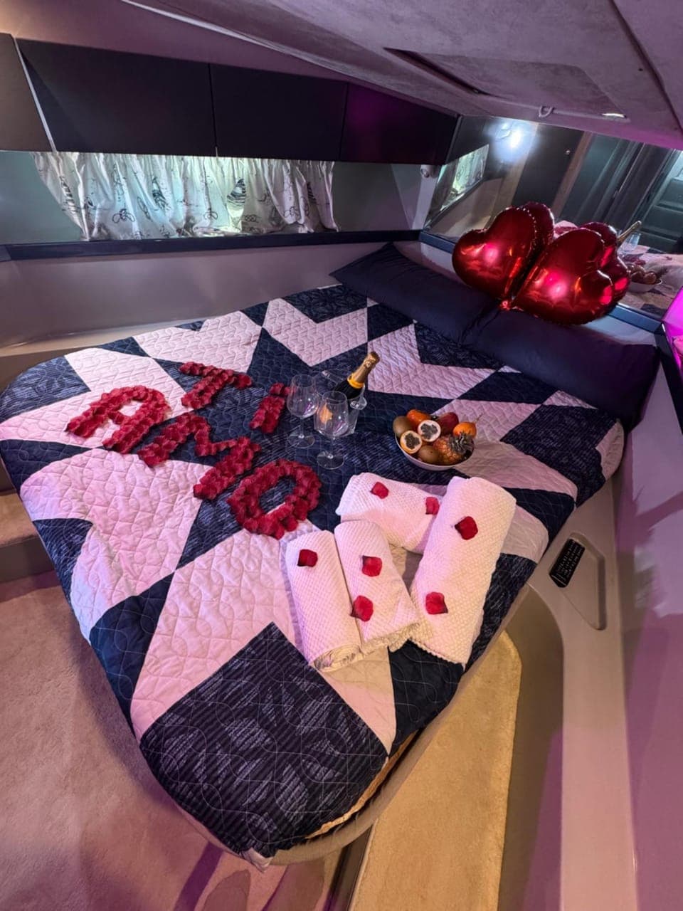 Bed, Photo of the whole room, Bedroom, Food