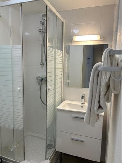 Shower, Bathroom, towels