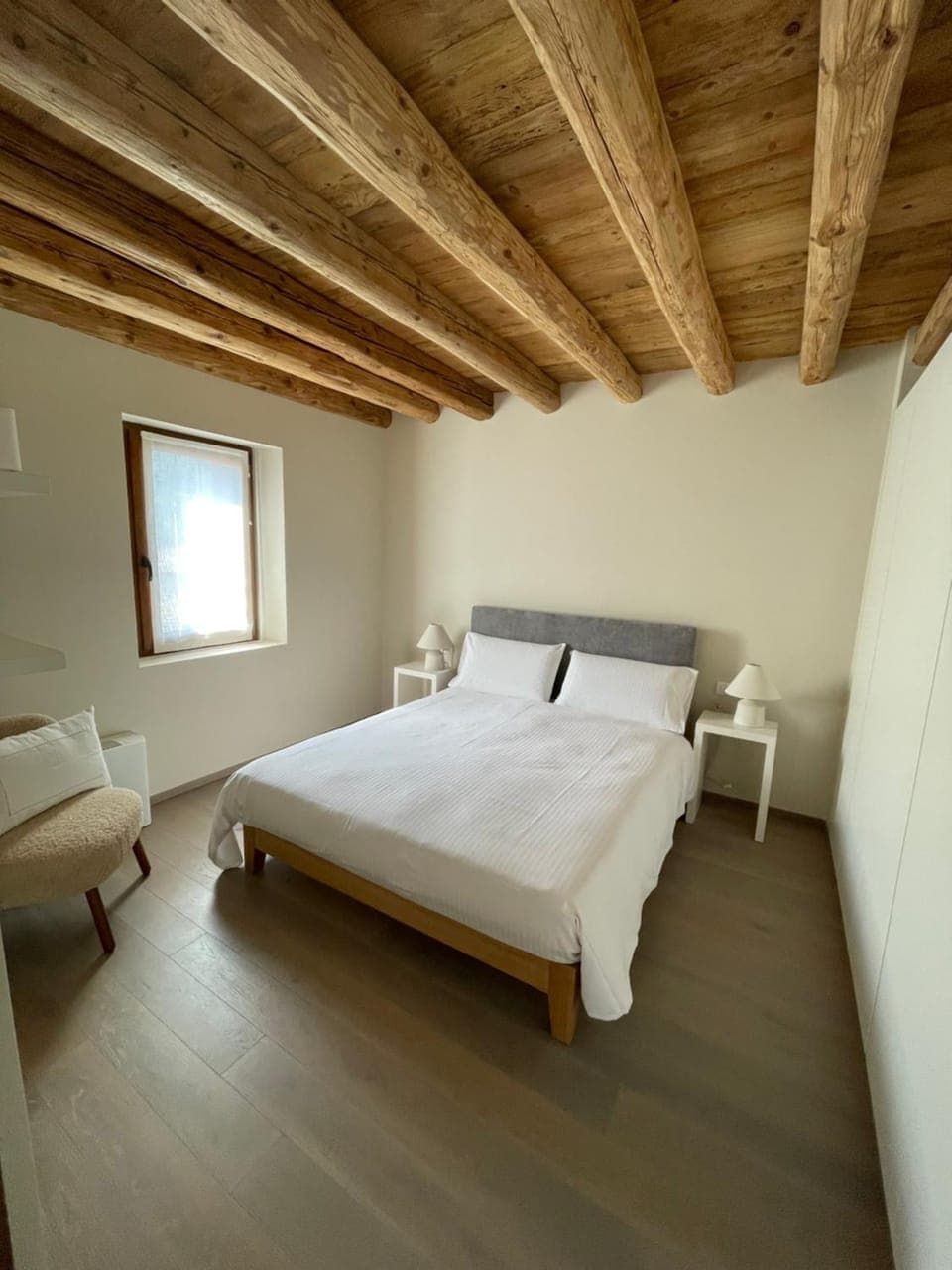 Photo of the whole room, Bedroom