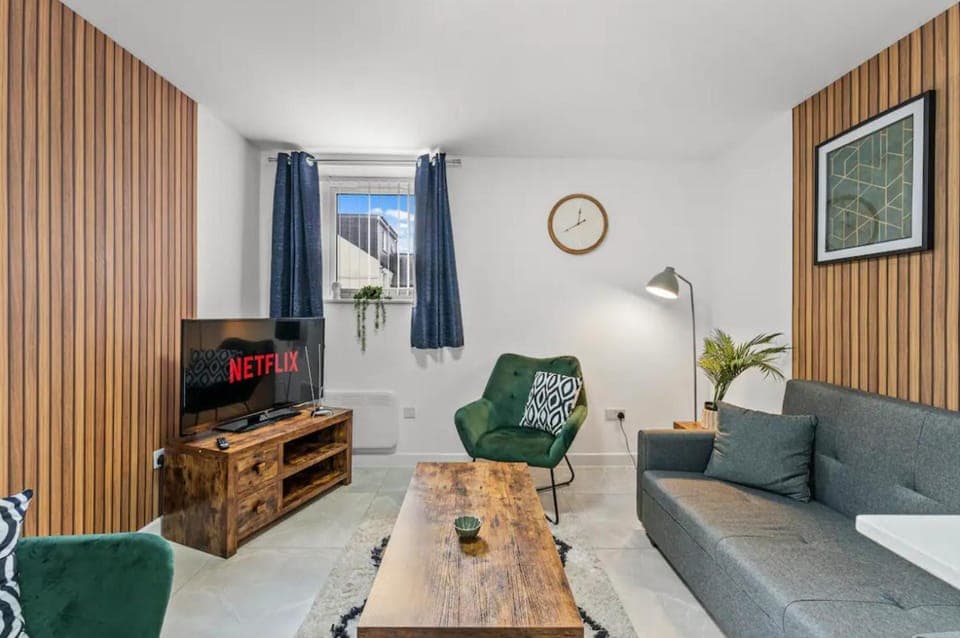 Communal lounge/ TV room, TV and multimedia, Living room, Seating area, Evening entertainment