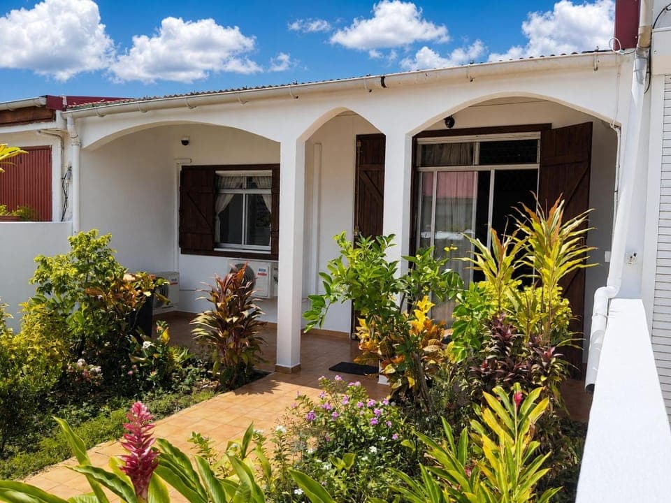 Property building, Patio, Facade/entrance, Garden, Garden view