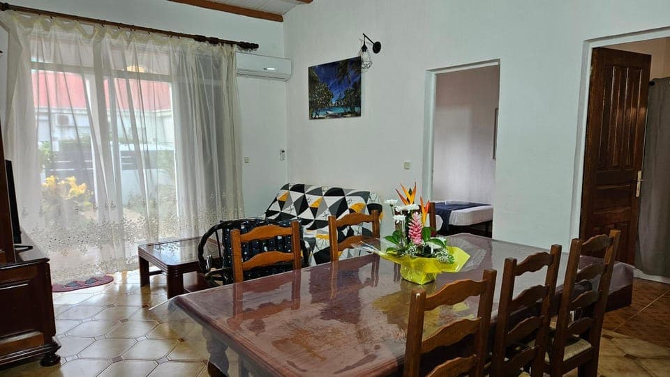 Living room, Dining area, air conditioner