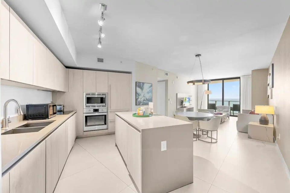 Living room, Photo of the whole room, Dining area, microwave, kitchen