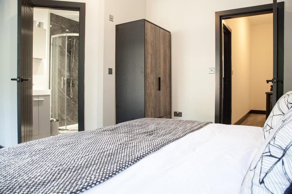 Shower, Bed, Bathroom, Photo of the whole room, Bedroom, towels, wardrobe