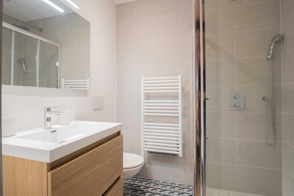 Shower, Toilet, Bathroom, towels