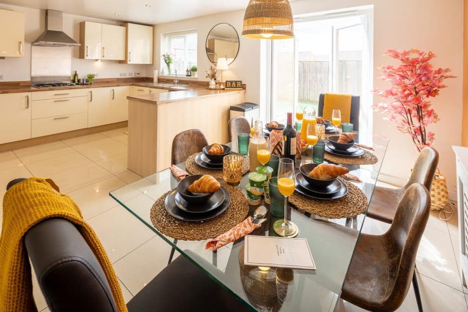 Kitchen or kitchenette, Kitchen or kitchenette, Dining area, Garden view