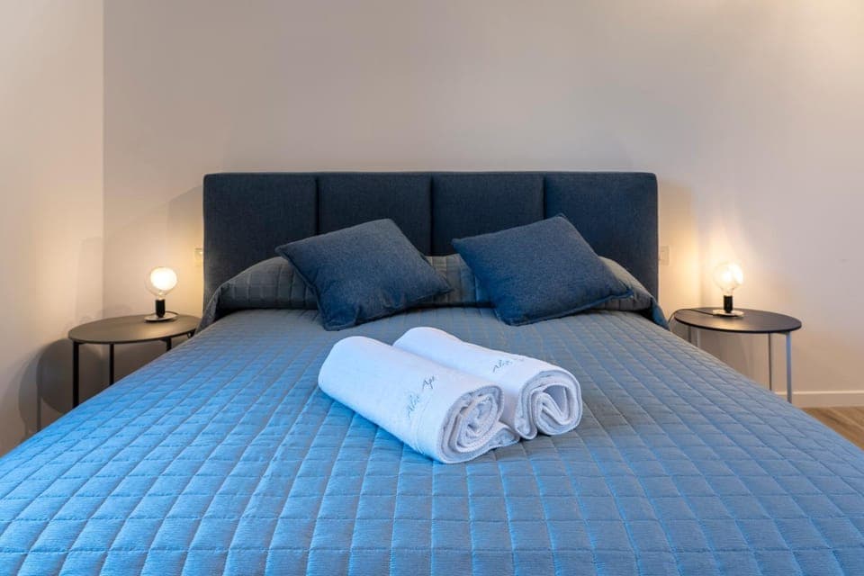 Bed, Photo of the whole room, Bedroom, towels