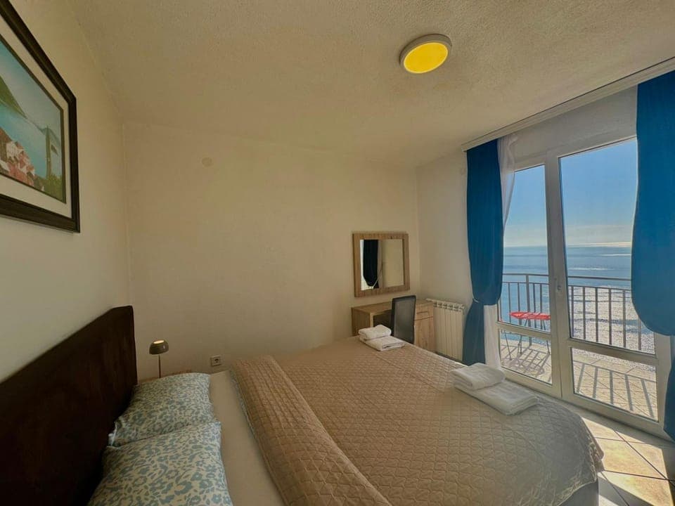 Bed, View (from property/room), Balcony/Terrace, Bedroom, Sea view