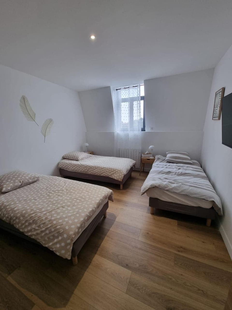 Bed, TV and multimedia, Bedroom