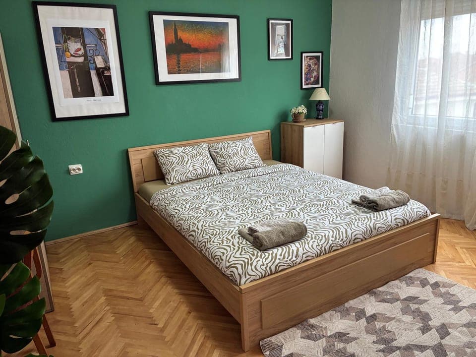 Bed, Photo of the whole room, Bedroom, towels