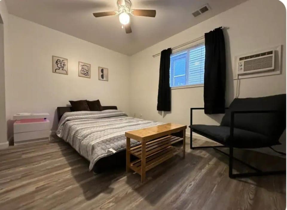 Bed, TV and multimedia, Seating area, Bedroom