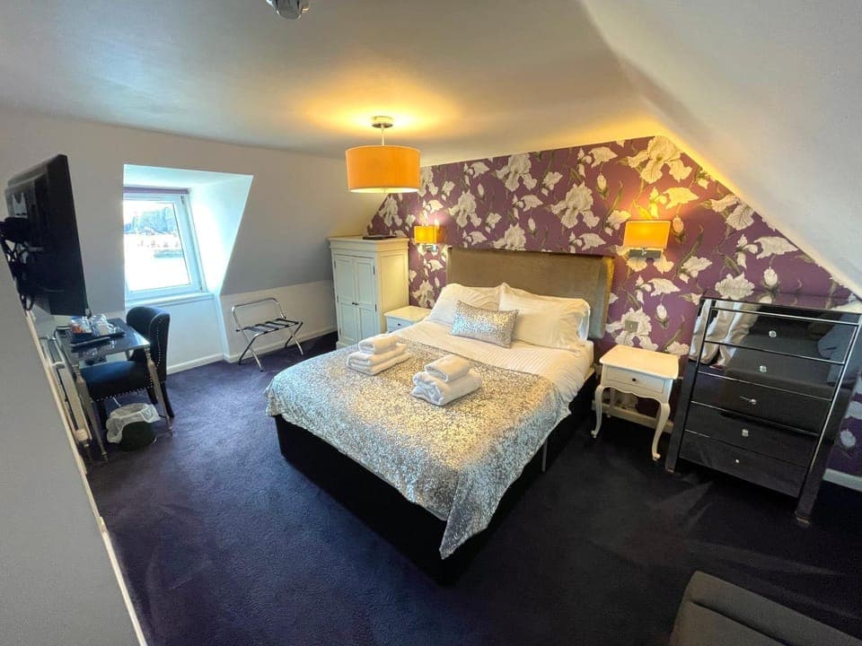 Photo of the whole room, Bedroom