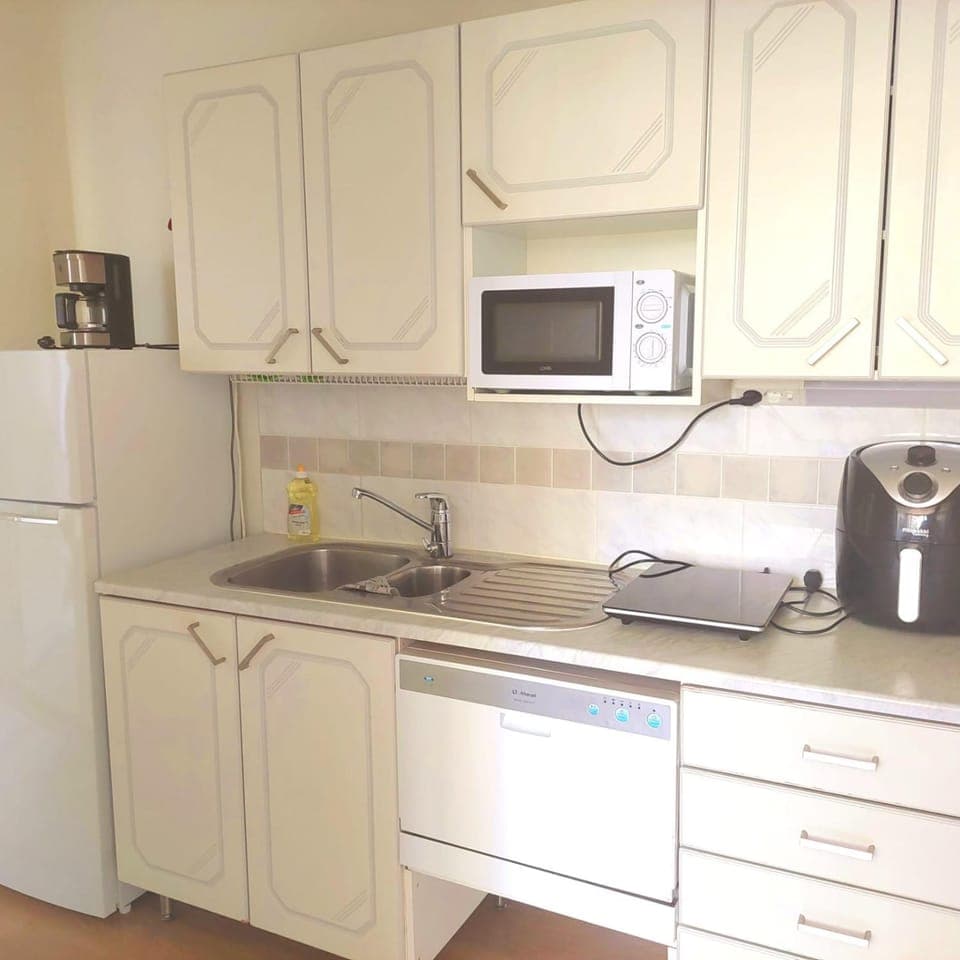 Coffee/tea facilities, Kitchen or kitchenette, dishwasher, stove