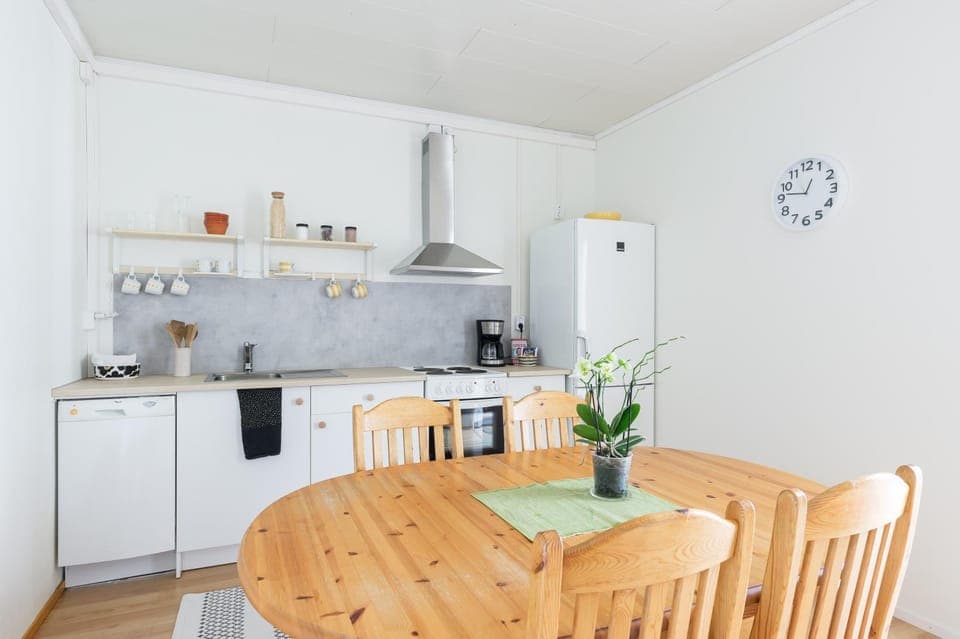 Coffee/tea facilities, Kitchen or kitchenette, Dining area, dishwasher